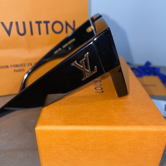 **SOLD**Louis Vuitton Cyclone unisex sunglasses Z1578W - Picture 9 of 15